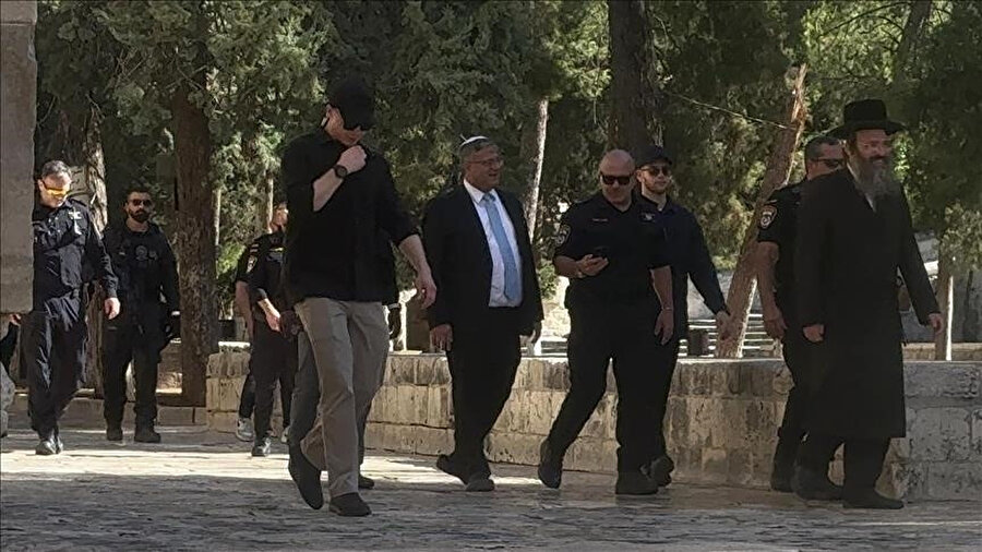 Ben-Gvir, bakanlık görevine geldiğinden bu yana Mescid-i Aksa'ya 13 kez baskın düzenledi. Bu baskınların 10'u, Gazze Şeridi'ne yönelik Ekim 2023'te başlayan soykırımdan bu yana gerçekleşti.