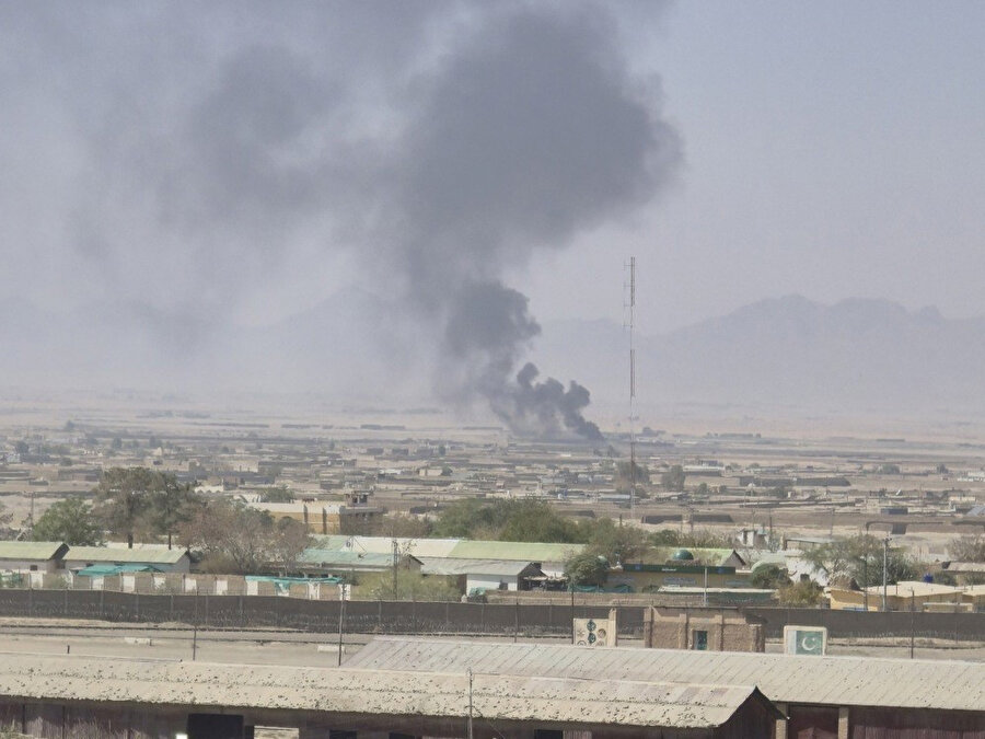 Yetkililer, Pakistan ordusunun, Afgan gücüne ait çok sayıda karakol ve tankı imha ettiğini aktardı.