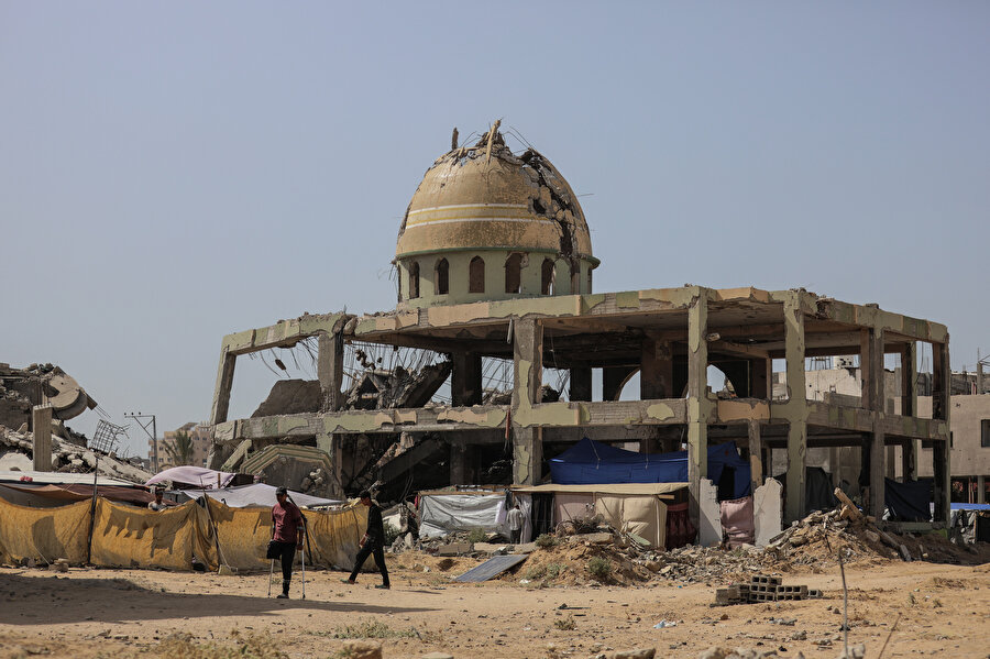 Tarihe tanıklık eden yüzlerce cami ve minare, İsrail ordusunun canlı cansız her şeyi hedef alan saldırılarıyla yerle bir edildi.