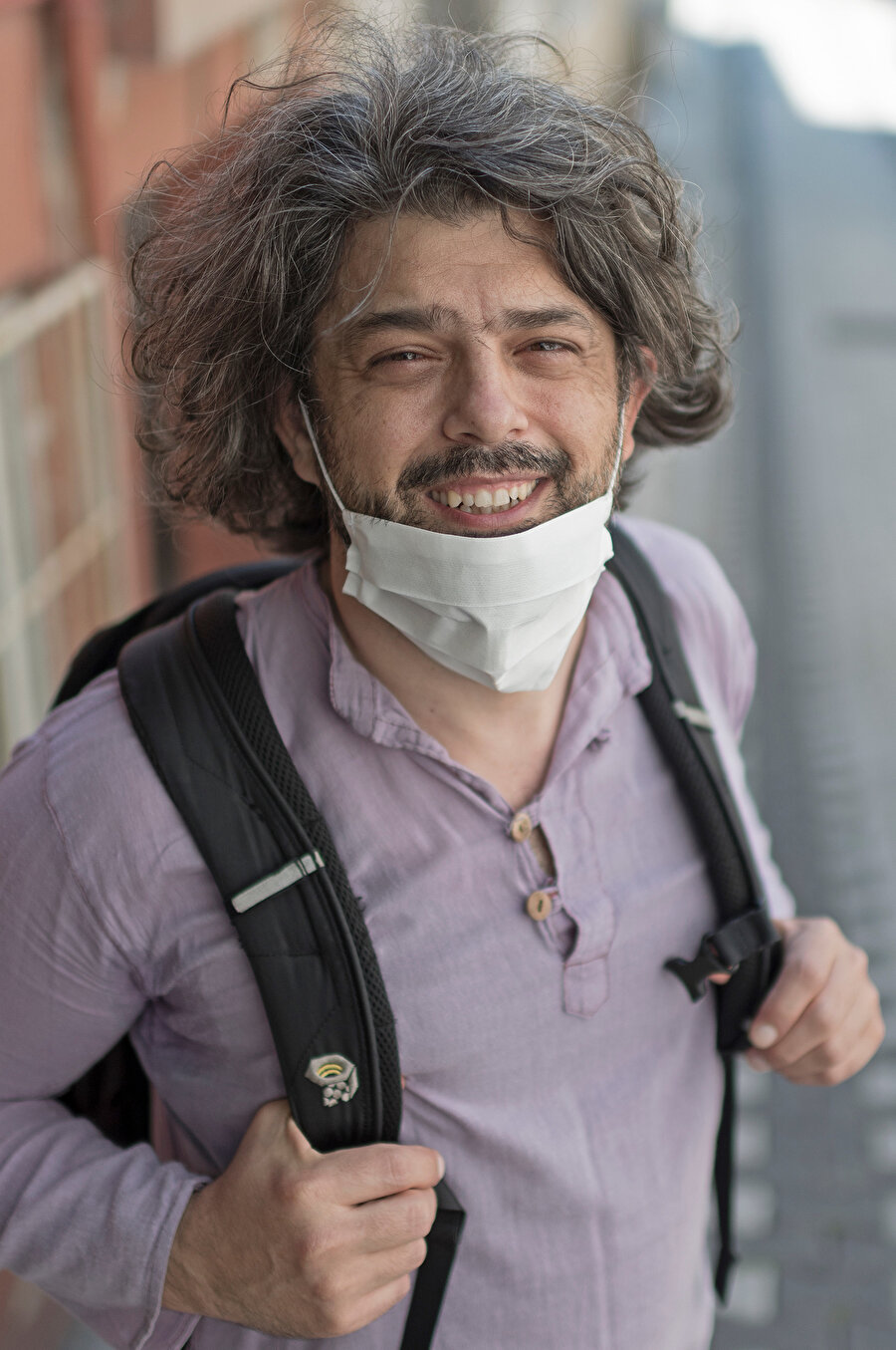 Murat Demirtaş aslında bir heykeltraş. Ancak o, işi gücü bırakmış evde ekmek yapıyor, bir yandan da çocuklarına bakıyor.