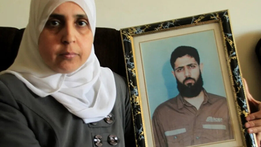 Hapisteki kardeşinin fotoğrafını tutan İntisar İsa.