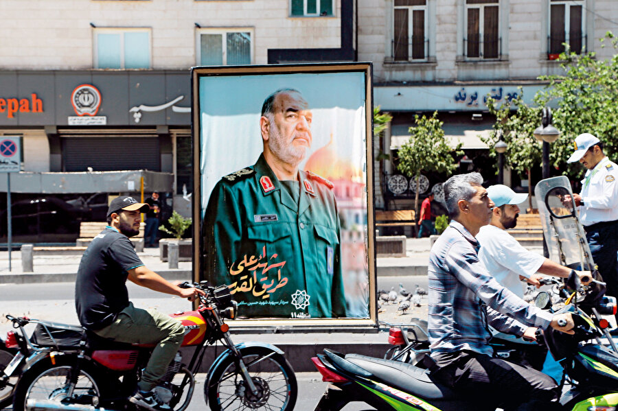 İsrail'in İran'a saldırıları sonucu hayatlarını kaybeden Devrim Muhafızları Ordusu Genel Komutanı Tümgeneral Hüseyin Selami, Tümgeneral Gulam Ali Reşid, Tümgeneral Emir Ali Hacizade ve Tümgeneral Muhammed Bakırı'ın fotoğraflarının yer aldığı afişler, başkent Tahran’daki caddelere asıldı.