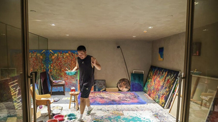 ​Beş yaşında otizm tanısı konan Wang Jianshu, sessizliğini renklerle anlatmayı seçti.