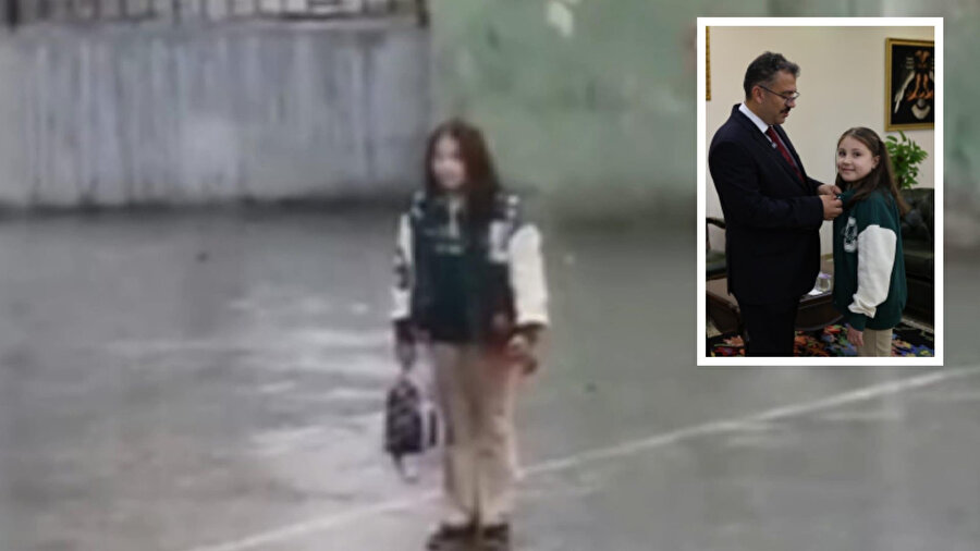 Saygı duruşuna geçen öğrenci ödüllendirildi