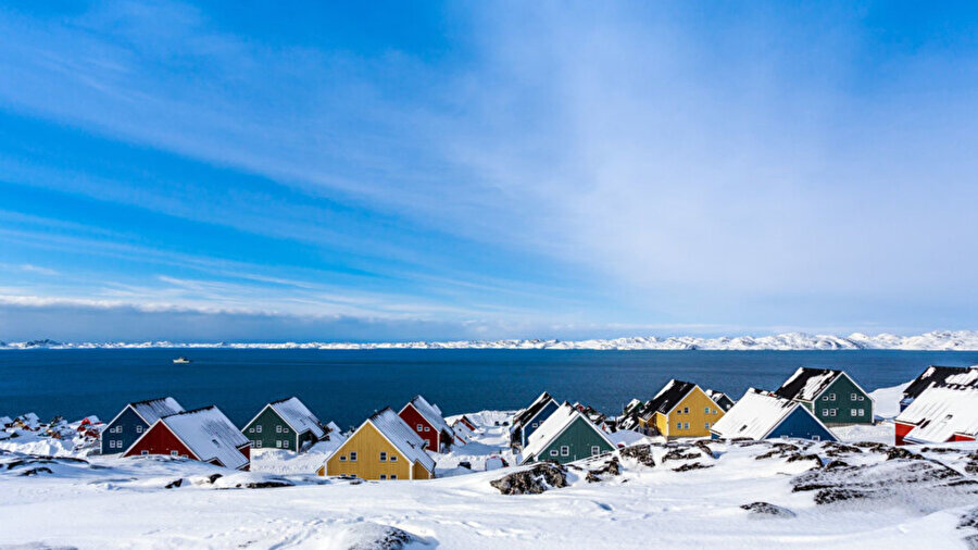 Ada kuzeybatıya kayıyor ve bazı bölgeleri daralırken diğerleri geriliyor.
