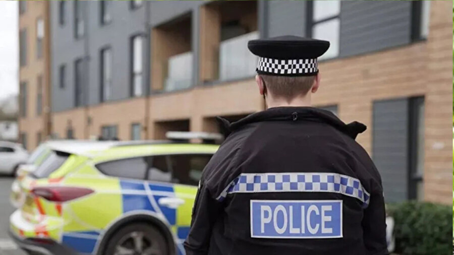 İngiltere’nin Essex bölgesinde, 5 yaşındaki otizmli Lincoln Button, annesi Claire Button tarafından evde boğularak öldürüldü.