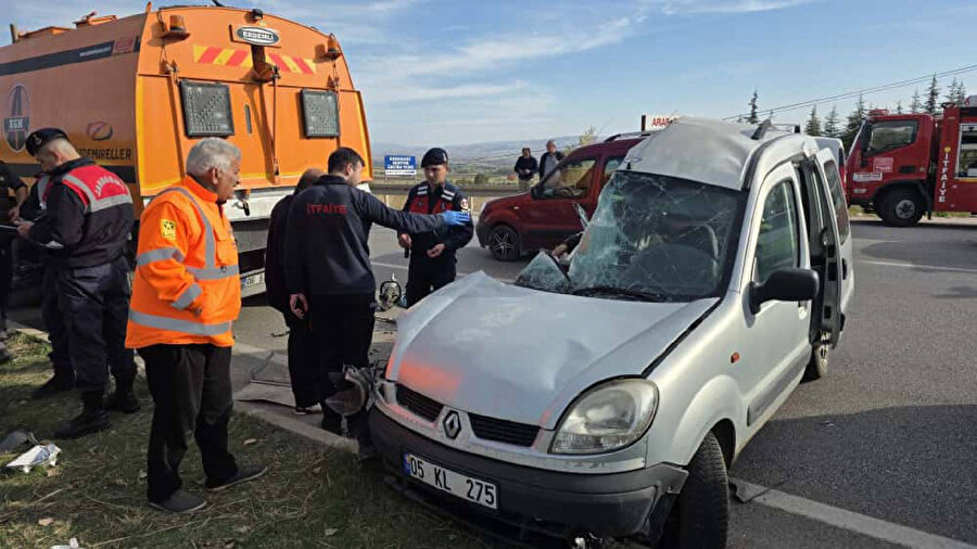  Kamyonla çarpışan hafif ticari araçtaki 4 kişi öldü