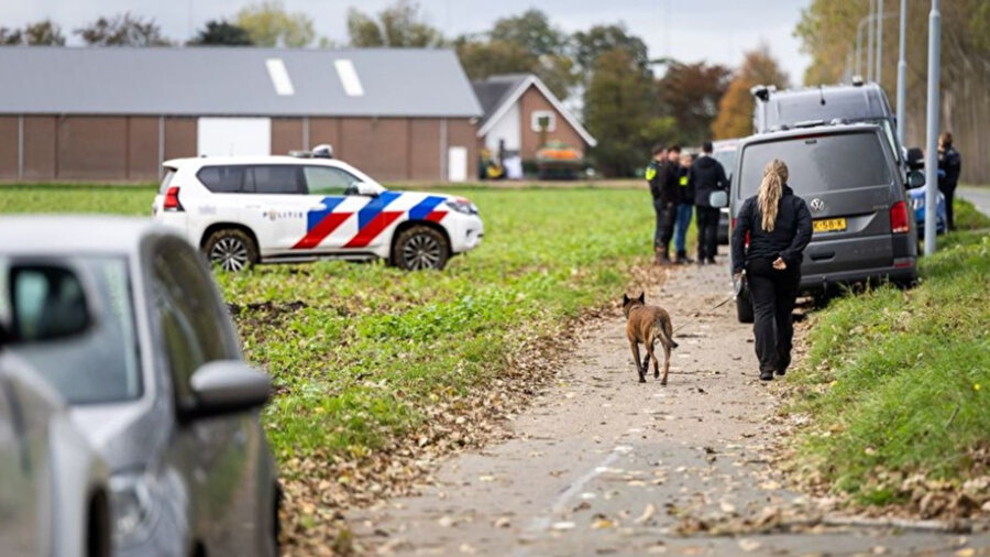 ​Hollanda’nın Abbenes kasabasında bir çiftçi tarlasında insan cesedi buldu.