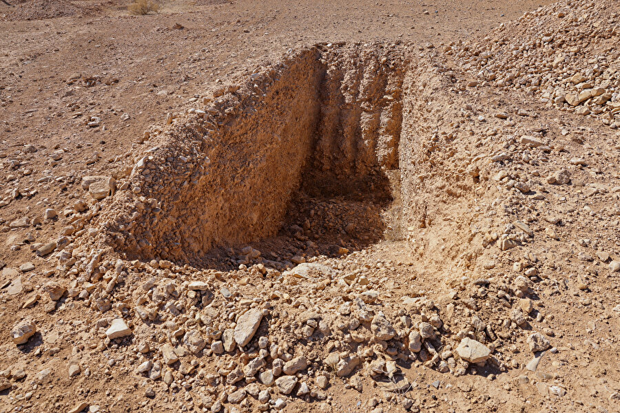 Doğu Suriye'deki Zümer kasabası yakınlarındaki çölde bulunan toplu mezar alanına naaşları taşımak üzere kazılmış bir hendek.