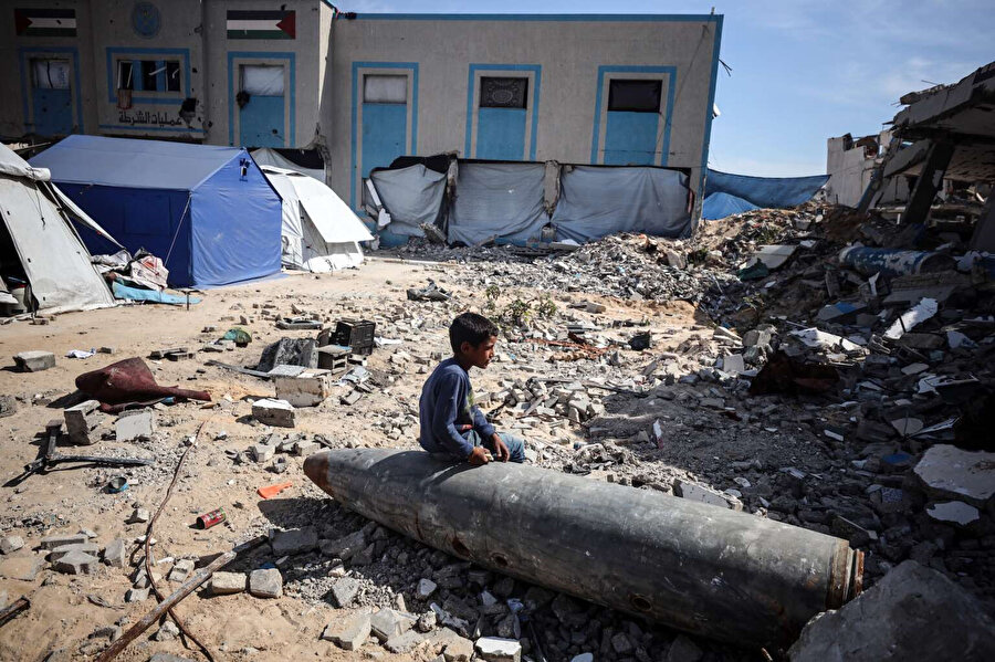 Gazze'de İsrail saldırılarından kalan 20 bin patlamamış mühimmat bulunuyor.