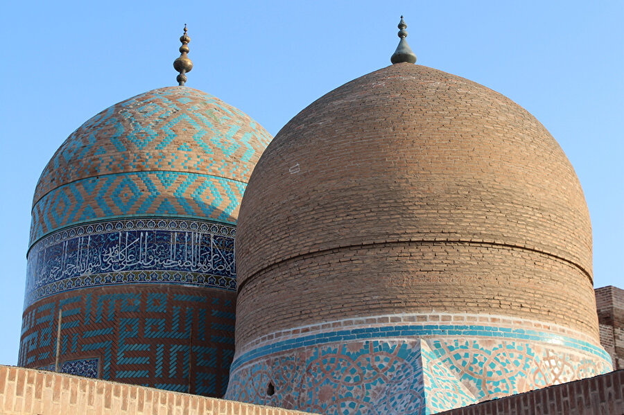 Safevî tarikatının kurucusu Şeyh Safiyyüddîn-i Erdebîlî ile torunlarından Safevî Devleti’nin kurucusu Şah İsmail’in Erdebil Tekkesi’ndeki yanyana olan türbeleri (Fotoğraf: Yusuf Sami Kamadan)