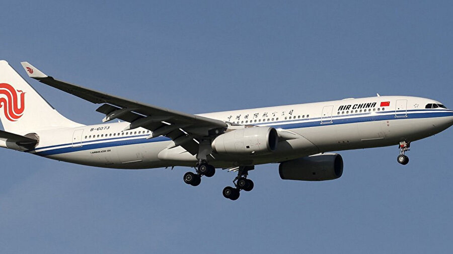 Çin’den Güney Kore’ye giden Air China uçağında, bir yolcunun el bagajındaki lityum pilin alev alması paniğe yol açtı.