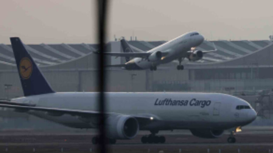 Lufthansa haftada 100 iç hat uçuşunu, Ryanair ise 24 rotayı iptal etmeye hazırlanıyor.