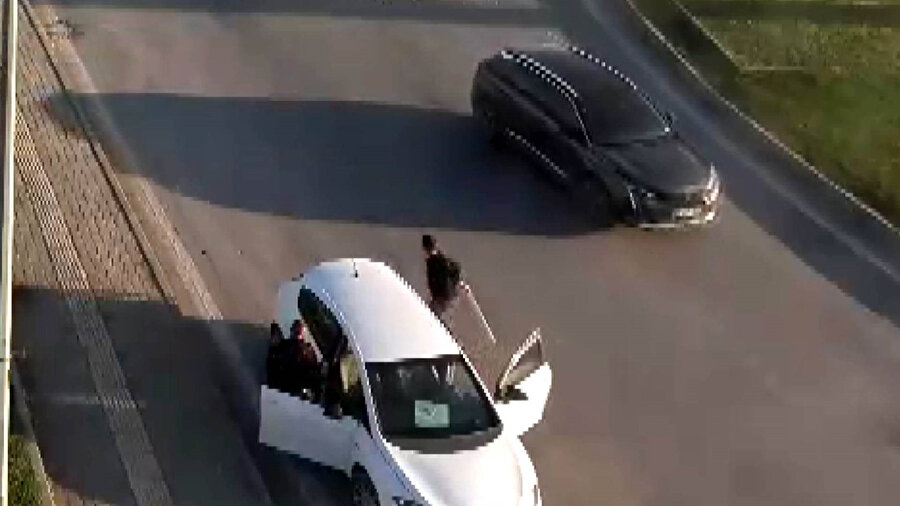 Kendisini durduran polise sopayla saldıran sürücü tutuklandı