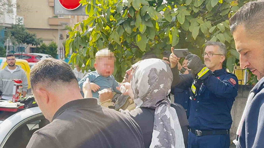 2 yaşındaki çocuk cam kırılarak kurtarıldı
