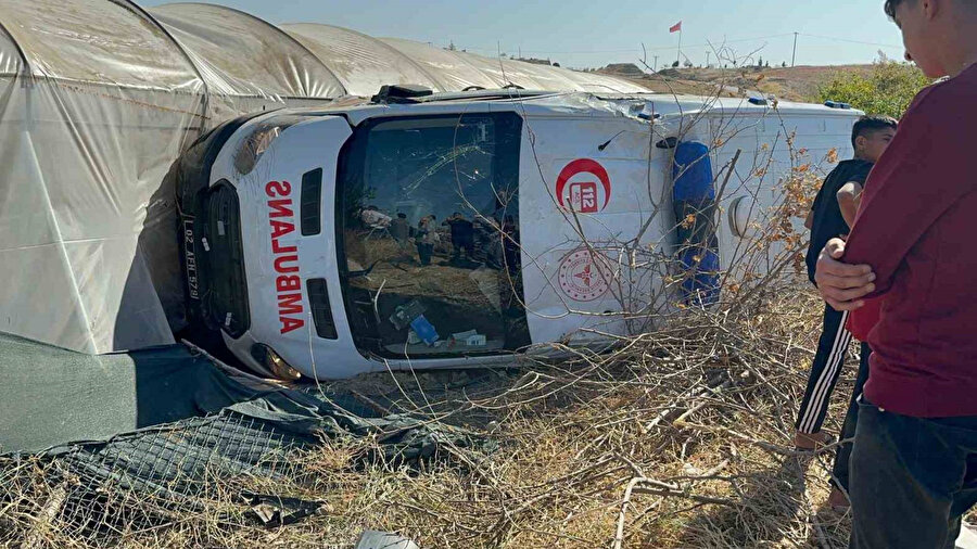 Yaralıları taşıyan ambulans ile otomobil çarpıştı: 8 kişi hastanelik oldu