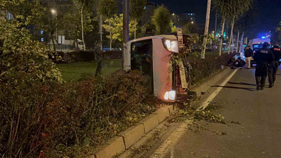 Melikgazi’de feci kaza: Otomobil ağacı devirip tramvay durağına girdi