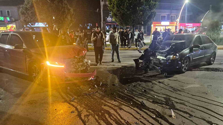 Otomobiller kafa kafaya çarpıştı.