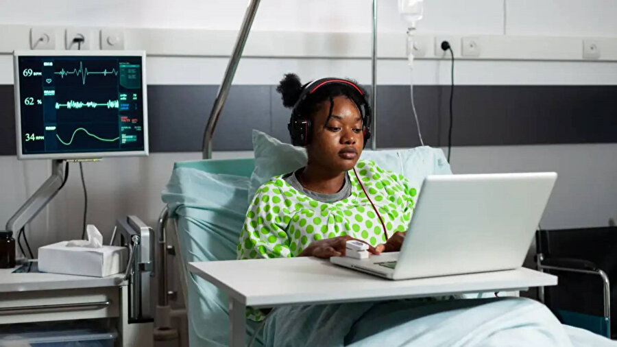 Müzikle dikkat dağıtmak, stresi azaltmak ve hatta ağrı kesici kullanımını düşürmek artık hastanelerde uygulanan bir yöntem haline geldi.

​