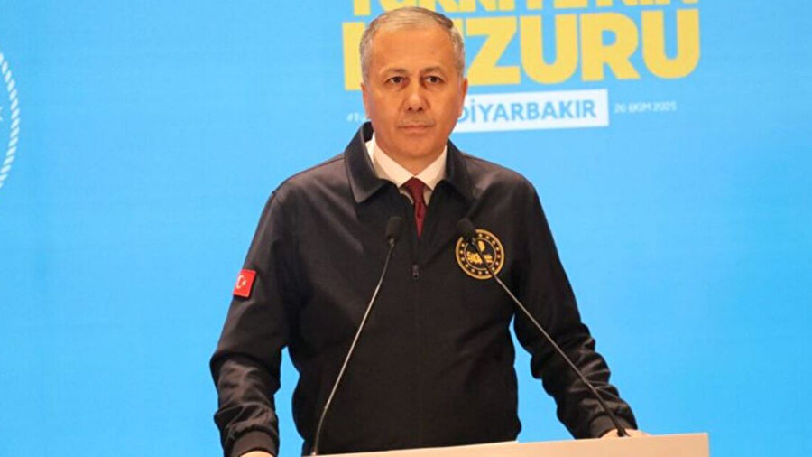 Yerlikaya, İl Emniyet Müdürlüğü'nde yaptığı basın açıklamasında, Mersin'de vatandaşların hayatına kasteden zehir tacirlerine karşı geniş kapsamlı operasyon düzenlediklerini belirtti. Operasyonun adının "Narkokapan Mersin" olduğunu dile getiren Yerlikaya, "Bu operasyonda hedefimizde, organize suç örgütleri ve 'torbacı' diye tabir edilen sokak satıcıları vardı. Operasyonumuzun hazırlık çalışmaları 4 ay sürdü. Bu süre zarfında veri analizleri, saha takipleri ve teknik hazırlıklarımızı tamamladık. Her adımı titizlikle yürüttük." diye konuştu. Yerlikaya, şafak vaktinde operasyonun "düğmesine basıldığını" ifade ederek, Mersin merkezli 10 ilde eş zamanlı düzenlenen operasyonda, 3 bin 250 polis, 30 özel eğitimli narkotik dedektör köpeği, 2 insansız hava aracı, 3 dron ve 1 helikopterin yer aldığını bildirdi. Operasyonun devam ettiğini dile getiren Yerlikaya, "Eş zamanlı olarak 403 farklı adrese baskın düzenledik. 3 organize suç örgütünü çökerttik, 370 şüpheli şahsı bu vakte kadar gözaltına aldık. Halen operasyonumuz sürüyor." dedi. - "Uyuşturucuyla mücadele, organize suçlarla mücadelenin ikiz cephesidir" Mersin'in, Akdeniz'de bulunan en önemli liman kentlerinden biri ve ülkenin stratejik kapısı olduğunu vurgulayan Yerlikaya, şöyle konuştu: "Bugün bu şehir, Bakanlığımızın uyuşturucuya karşı yürüttüğü en kapsamlı ve organize hamlelerinden birine sahne olmuştur. Şunu özellikle belirtmek isterim, uyuşturucuyla mücadele, organize suçlarla mücadelenin ikiz cephesidir. Finansman kaynakları, yöntemleri, hedefleri çoğu zaman ortaktır. Gençlerimizi hedef alır, toplumun direncini kırmaya çalışır. Bu yüzden bizim mücadelemiz de çok boyutludur. Hem arzla hem taleple aynı anda savaş veriyoruz. Üreticiye, taşıyıcıya, depocuya, torbacısına, baronuna, bu zincirin her halkasıyla aynı kararlılıkla mücadele ediyoruz." - "Suç ağlarının her hamlesini önceden okuyoruz" Yerlikaya, sadece sokakta değil siber dünyanın karanlık ağlarında da 7 gün 24 saat iş başında olduklarını belirterek, sözlerini şöyle sürdürdü: "Artık mücadelemizi yeni güvenlik konseptleriyle yürütüyoruz. Siber devriyeler, dijital istihbarat analizleri, veri tabanlı hedefleme ve yapay zeka destekli risk haritalarıyla suç ağlarının her hamlesini önceden okuyoruz. Dijital mecralarda, 'dark web'de, şifreli mesajlaşma platformlarında, kripto para transferlerinde iz sürüyor, bıraktıkları her dijital izi takip ediyoruz. Evet, suç odakları yöntem değiştiriyor ama biz de kendimizi her gün yeniliyoruz. Siber devriyelerimizin, veri analitiği ve dijital istihbarat kabiliyetlerini sürekli güncelliyoruz ve bu stratejinin başarısını, sahadaki somut sonuçlar gösteriyor." Bu Kabine döneminde uyuşturucuya yönelik operasyonlarda 89 bin 69 zehir tacirinin tutuklandığını, 217 ton uyuşturucu ve 246 milyon uyuşturucu hap ele geçirildiğini paylaşan Yerlikaya, bu süreçte 331 uyuşturucu organize suç örgütünün çökertildiğini vurguladı. Yerlikaya, "Bu tablo, devlet aklının ve sahadaki mücadelemizin rakamsal arşividir. Güvenlik teşkilatlarımızın alın terinin kaydıdır. Evlatlarımıza uzanan her kirli el, güvenlik güçlerimizin çelikten iradesine, er ya da geç toslayacaktır. Kararlıyız, bu zehir tacirlerine geçit vermeyeceğiz." ifadelerini kullandı. Ali Yerlikaya, operasyonda emeği geçen kurumlara ve personele teşekkür etti.