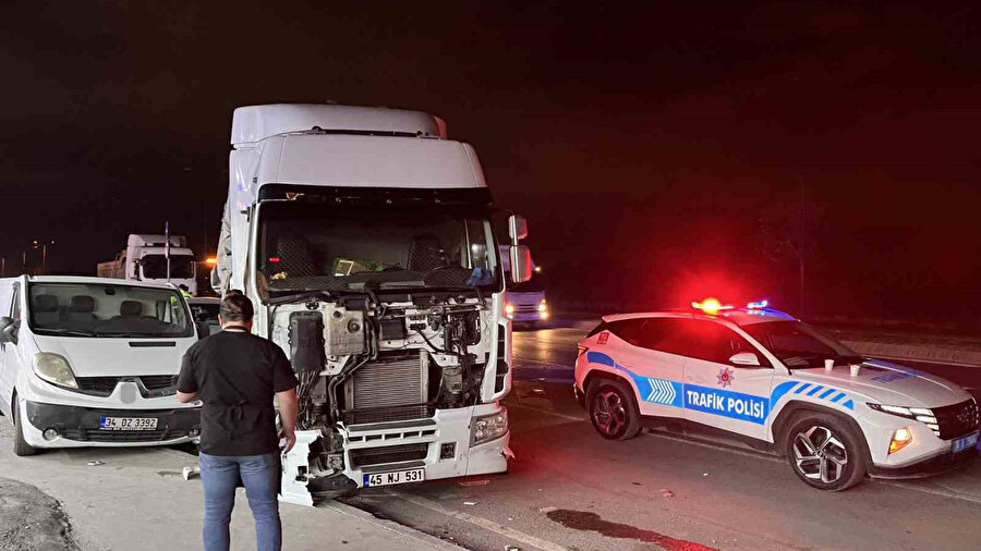 Sultangazi’de kontrolden çıkan tır park halindeki 5 araca çarptı