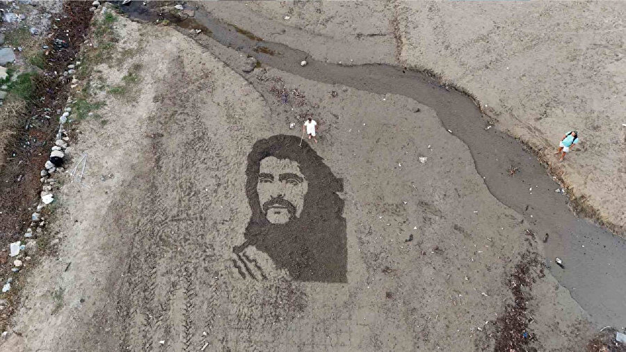 Kum tanelerinden portreye: Barış Manço’nun resmini tırmıkla Alanya sahillerine işledi