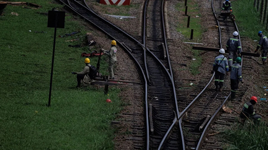 Yolcu treni başka bir trenle çarpıştı