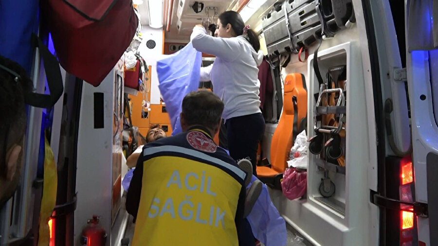 Otostop çektikleri aracın sürücüsünü darbedip, bıçakladılar