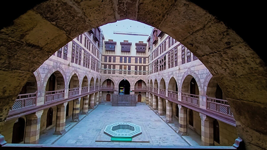 Tarihî Guri Pasajı, Mısır’ın başkenti Kahire’nin kalbinin attığı ve birçok tarihî yapıyı barındıran Ezher Sokağı'nda yer alıyor.