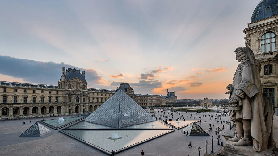 Sosyal medya ayaklandı: Louvre soygununu çözecek fötr şapkalı dedektif kim?