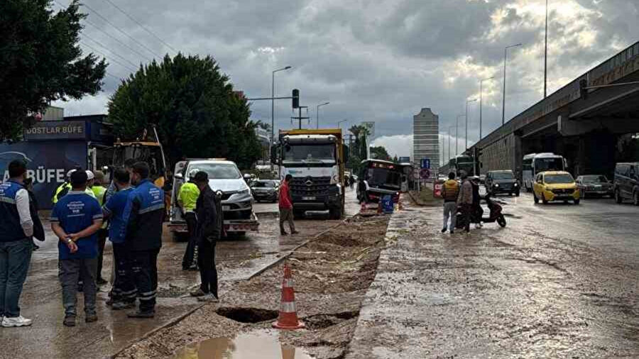Antalya'da alt yapı çalışması yapılan alan fazla yağışta çöktü: Mahsur kalan araçlar çekiciyle çıkarıldı