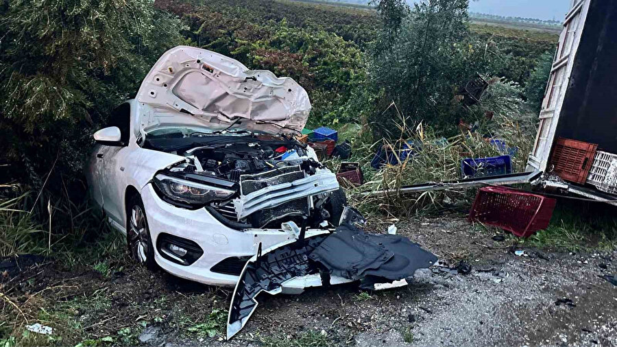 Manisa'da kontrolden çıkan kamyonet dehşet saçtı: İki ölü üç yaralı