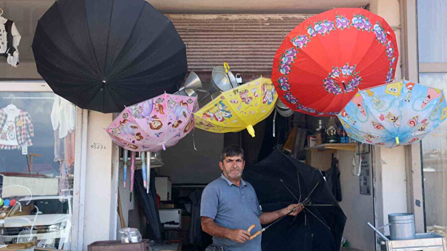 Vatandaş soluğu şemsiyecilerde aldı: Hatay’da şiddetli yağışlar yoğunluğu artırdı