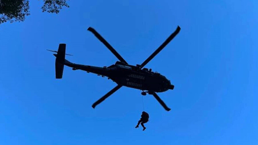 Antalya'da dağda mahsur kalan jeoloji mühendisleri askeri helikopterle kurtarıldı.