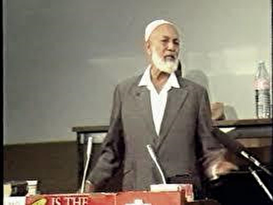 Önceleri, İslâm hakkında seminerler veren Deedat, davet çalışmalarını kurumsallaştırarak tebliğe odaklandı. Zaman içinde, uluslararası seminer ve münazaralara başlayan Deedat, aralarında İsviçre, İsveç, Danimarka, İngiltere, Pakistan, ABD, Kanada ve Avustralya’nın da bulunduğu çok sayıda ülkede konuşmalar yaptı, milyonlarca dinleyiciye ulaştı.