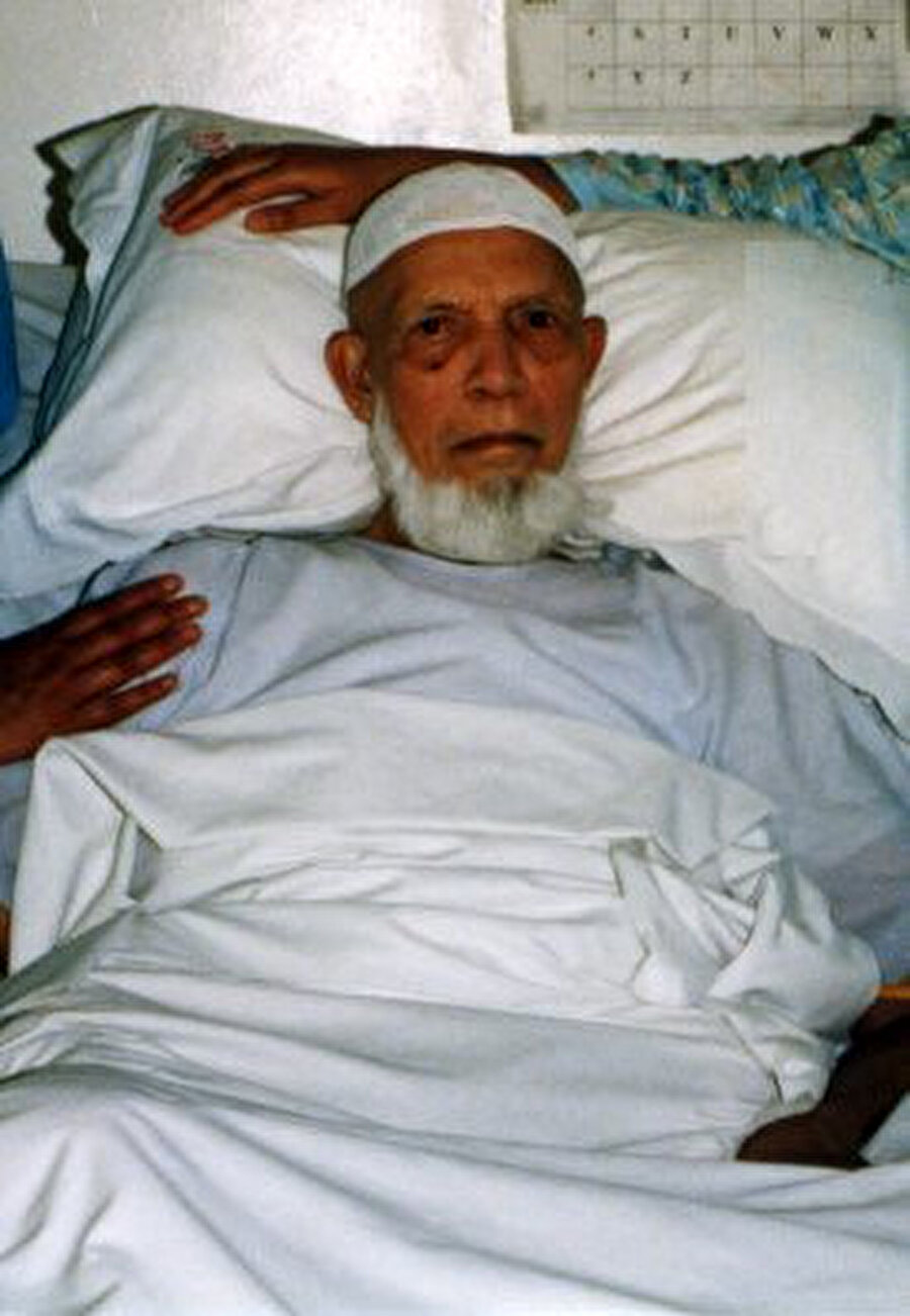 1996’da geçirdiği, konuşmasını tamamen imkânsız hale getiren felce kadar, Ahmed Deedat hayatı boyunca sürekli aktifti. Tam 9 yıl boyunca yatağa bağlı yaşamasının ardından 8 Ağustos 2005’te Durban’da vefat eden Deedat’ın cenazesi, İslâm dünyasının dört bir yanında büyük bir yankı uyandırmıştı.