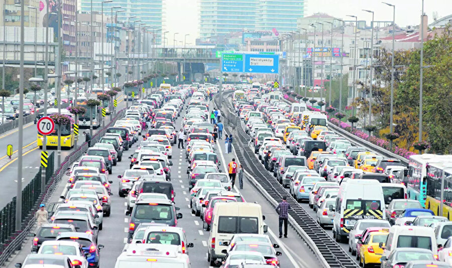 İstanbul'da trafik yoğunluğu yüzde 87'ye çıktı: Hangi yollar trafiğe kapalı? Hangi yollarda yoğunluk var?