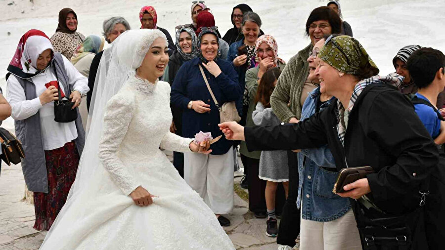 Bir ömürlük anı: Çekim için Pamukkale travertenlerine giden çifte turistlerden takı kuyruğu