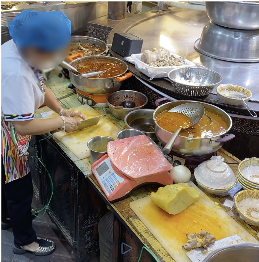 Pilavcıda, tezgaha zincirle bağlanmış satır