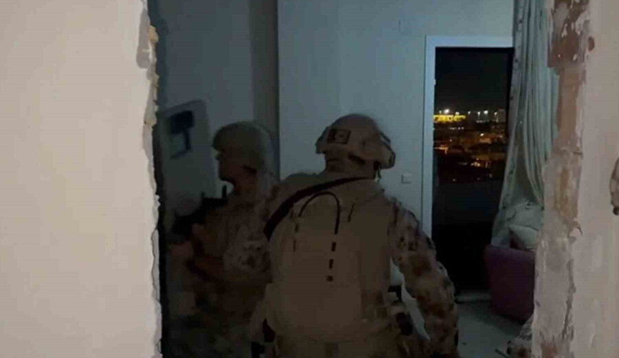 Duvar kırıldı, dolap açıldı: Hatay polisi firarileri gizli bölmede yakaladı