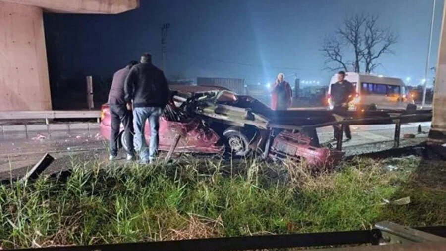Tekirdağ'da bariyerlere çarpan otomobildeki iki kişi hayatını kaybetti