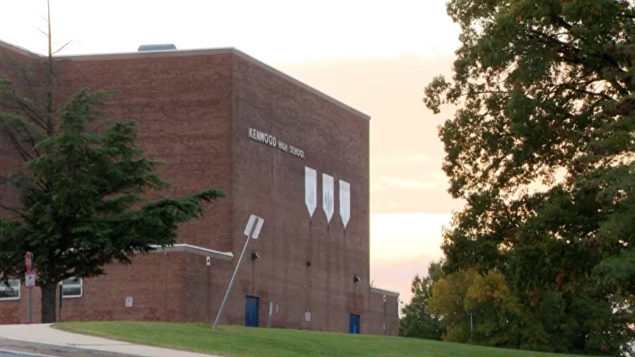 16 yaşındaki öğrencinin elindeki cips paketini silah sanınca polis alarma geçti.