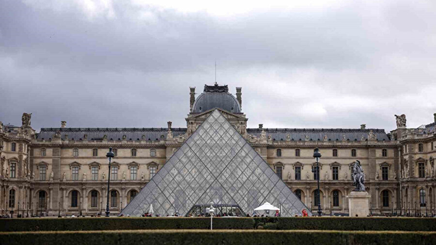 Louvre Müzesi'nde yaşanan soygunun ardından iddia: Değerli mücevherler Fransa Merkez Bankası'na taşındı
