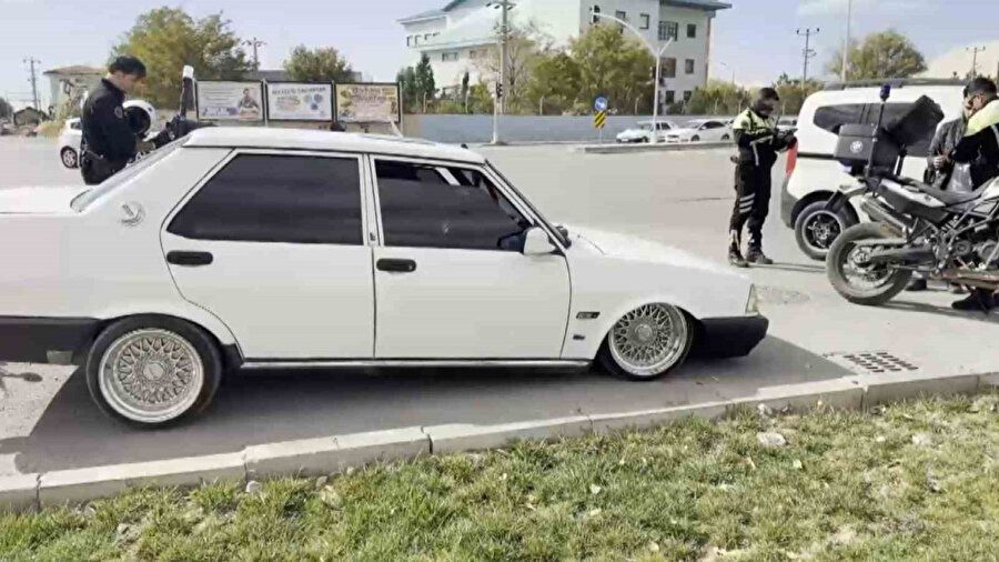 Aksaray'da arabasıyla herkesi şaşırtmaya çalışmıştı: Polis cezasıyla kendisi şaşırdı