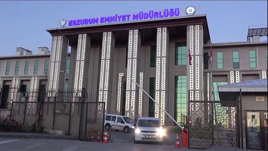  ​Erzurum'da polisler alarma geçti: Emniyetin bahçe duvarına tırmanmaya çalıştı