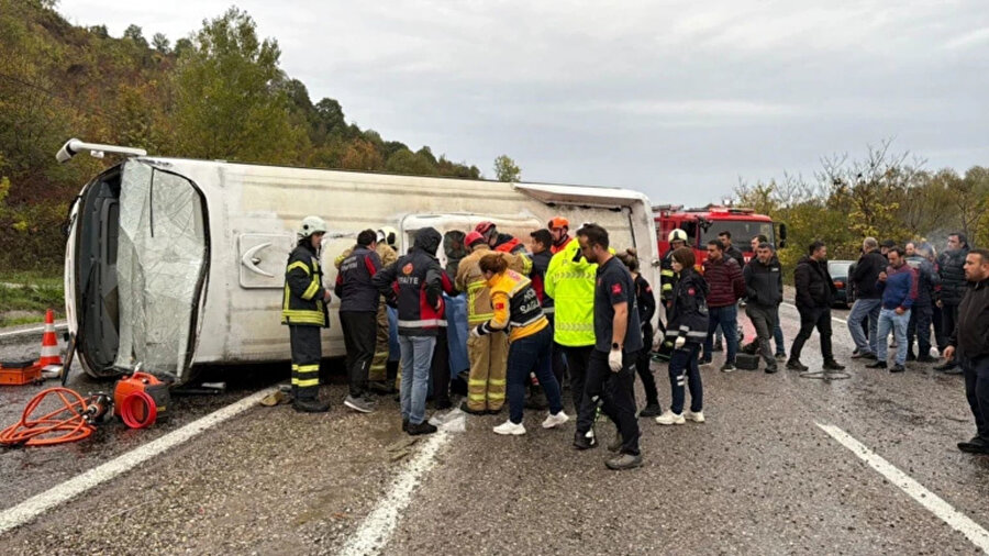 Bartın'da tekstil işçilerini taşıyan servis devrildi