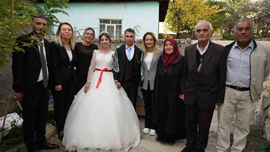 Kırıkkale'de hac ibadeti için uzun yıllardır para biriktiriyorlardı: Genç çiftin evlilik hayalini gerçekleştirdiler​