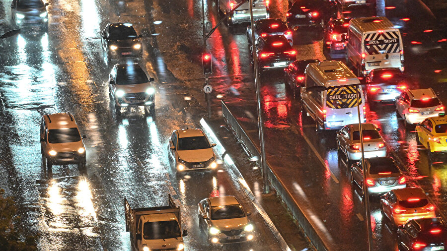 İstanbul'da sağanak başladı: Vatandaşlar otobüs duraklarına sığındı