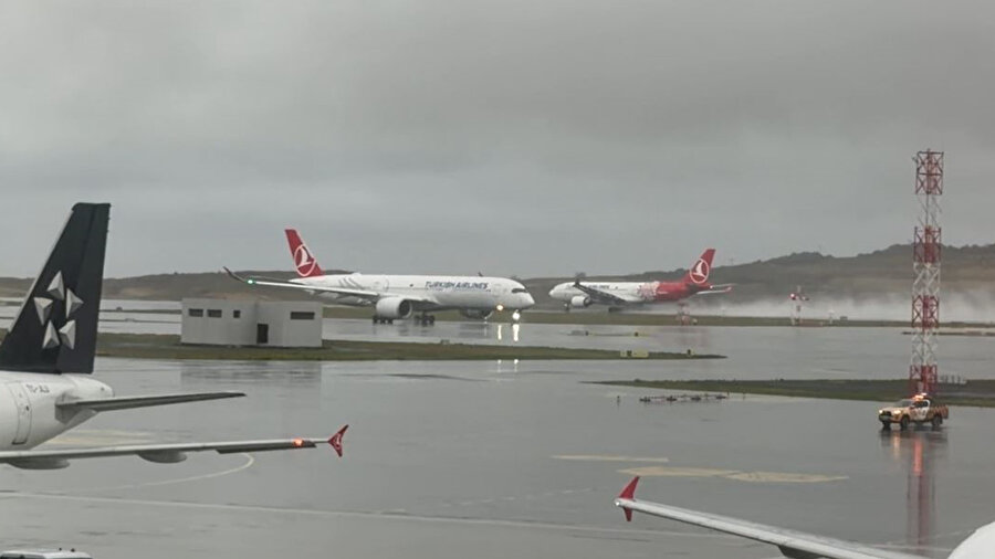 İstanbul'da sağanak hayatı olumsuz etkiliyor: Trafik kilitlendi, uçaklar havada kaldı