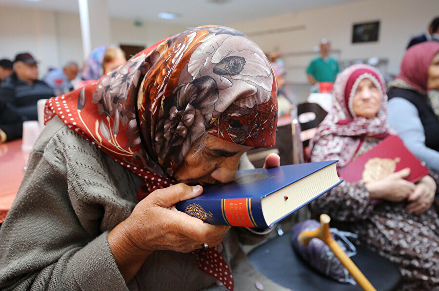 Kapı çaldığında, “kim bilir hangi nasibin habercisidir” derdi babaannem. Bir heyecan duyardı o sesle birlikte. Öyle etrafı toplamanın kendine çeki düzen vermenin telaşı değildi bu, günden nasibine düşeni almaktı. Babaannem artık köşesinde oturmuyor ama annemlere ne zaman gelsem gizliden babaanneme öykünür, bir şekilde babaannemin sırlarına vâkıf olmaya çalışırım.